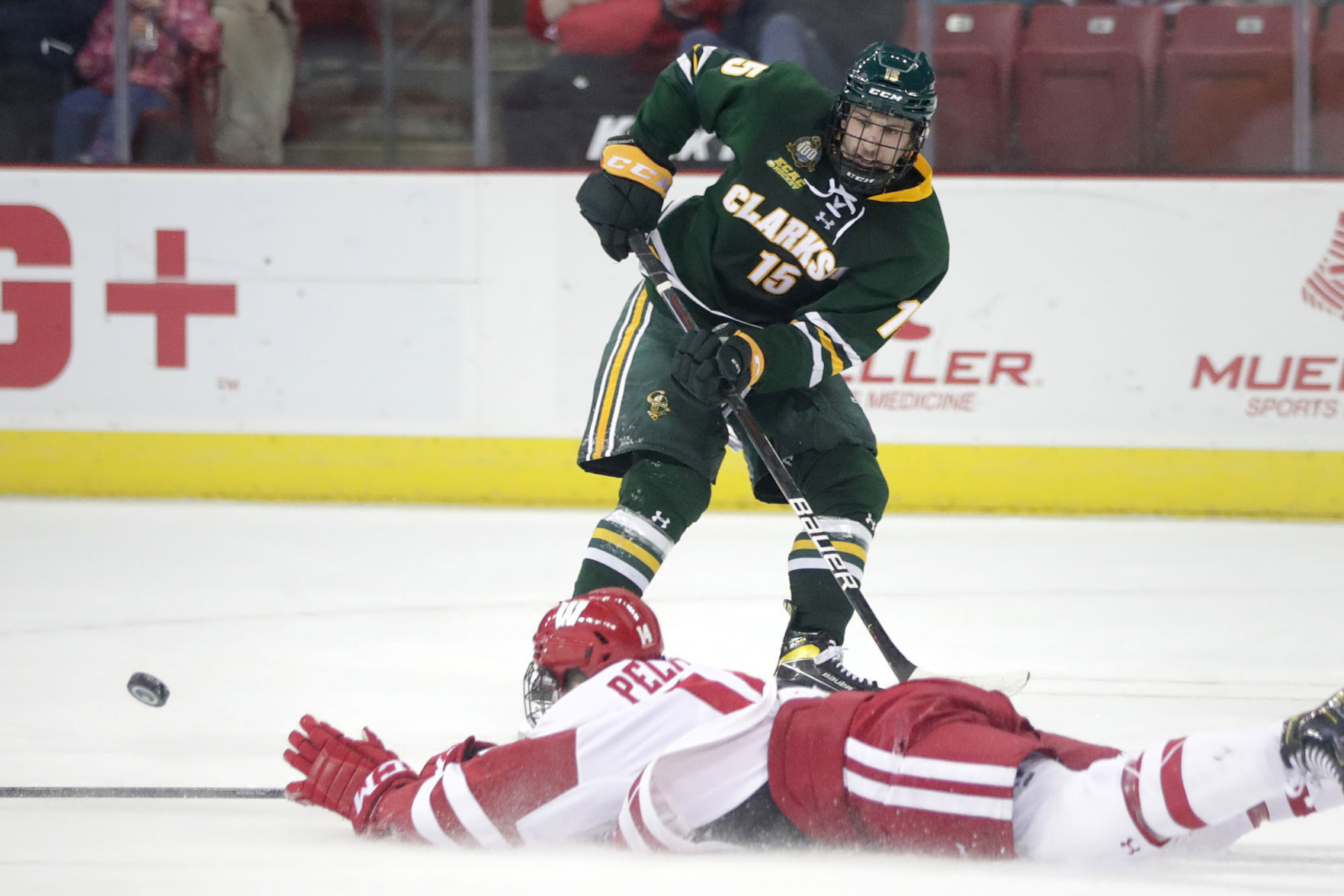 112721_uwhockey_02-11272021185716